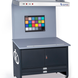What are the characteristics of a color evaluation box?