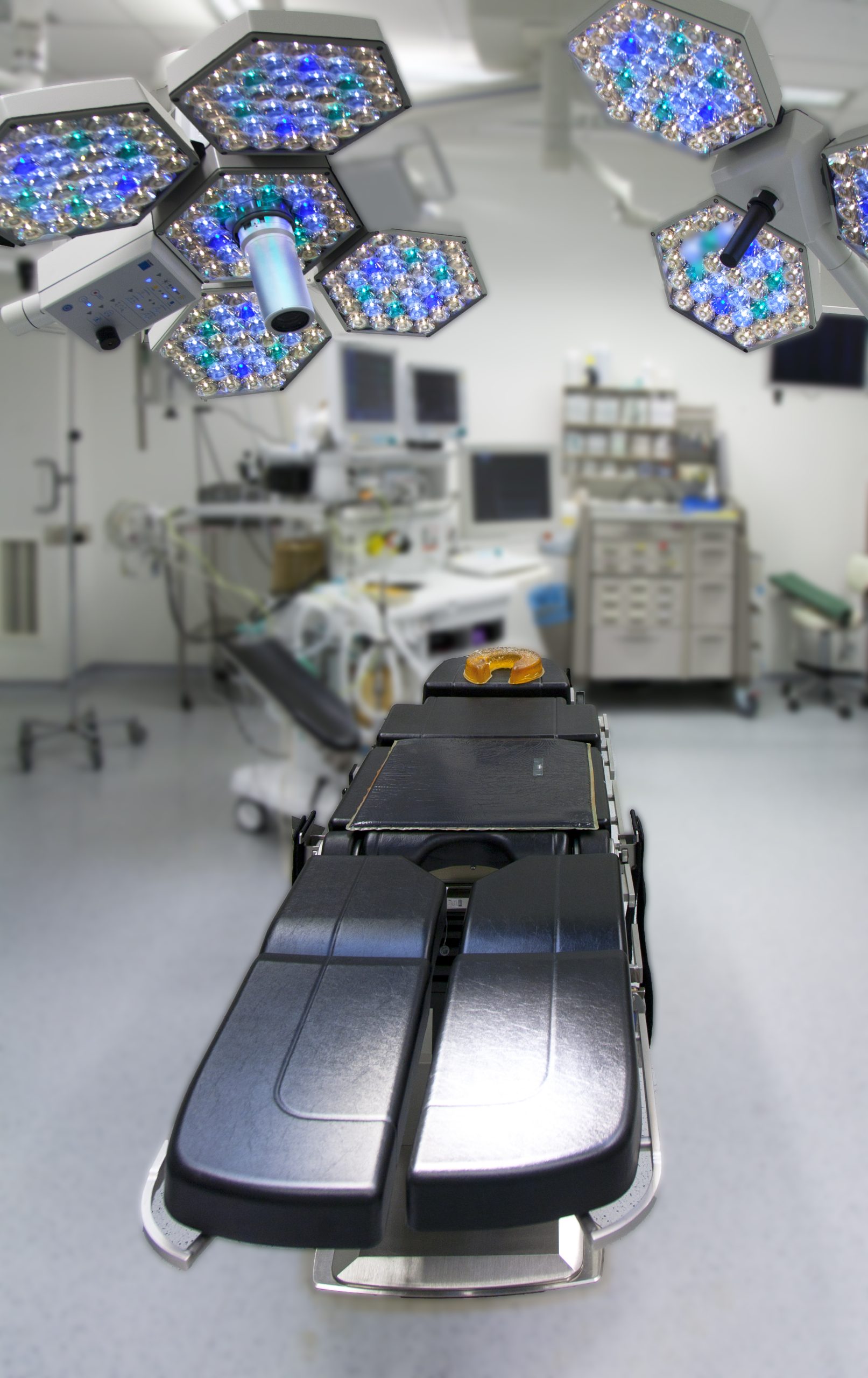 What are the criteria for selecting the ideal operating table?