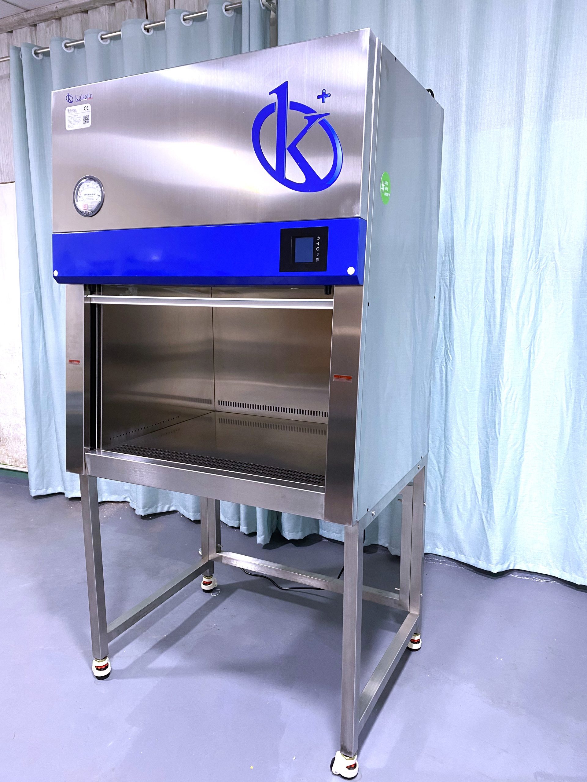What are the differences between laminar flow hoods and type I biosafety booths