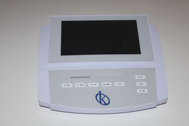 Comparative Analysis of Conductivity Meters: Kalstein YR01827 vs. Ohaus Starter 300C